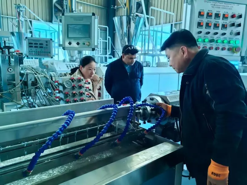 Rubberen irrigatiepijpmachine die ter plaatse draait voor een klant in India