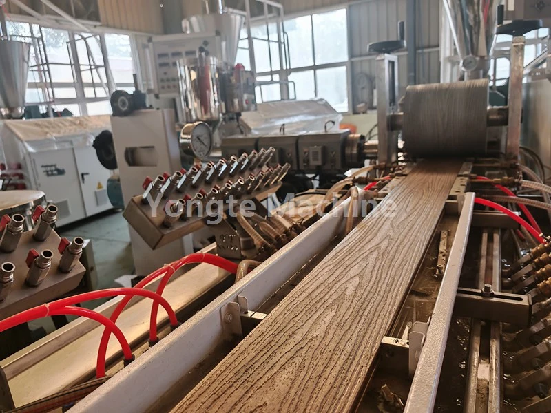 Yongte heeft de klant geholpen bij het optimaliseren van de WPC-profielextrusielijn, wat resulteerde in een toename van de output-efficiëntie met 40%