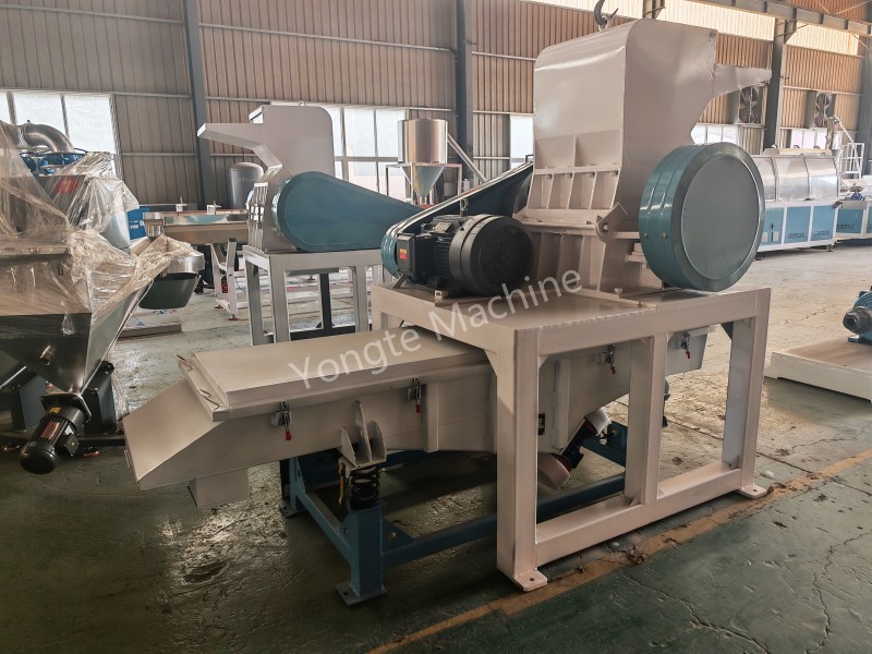 Kunststofrecyclingbreker met geïntegreerd trilzeefsysteem