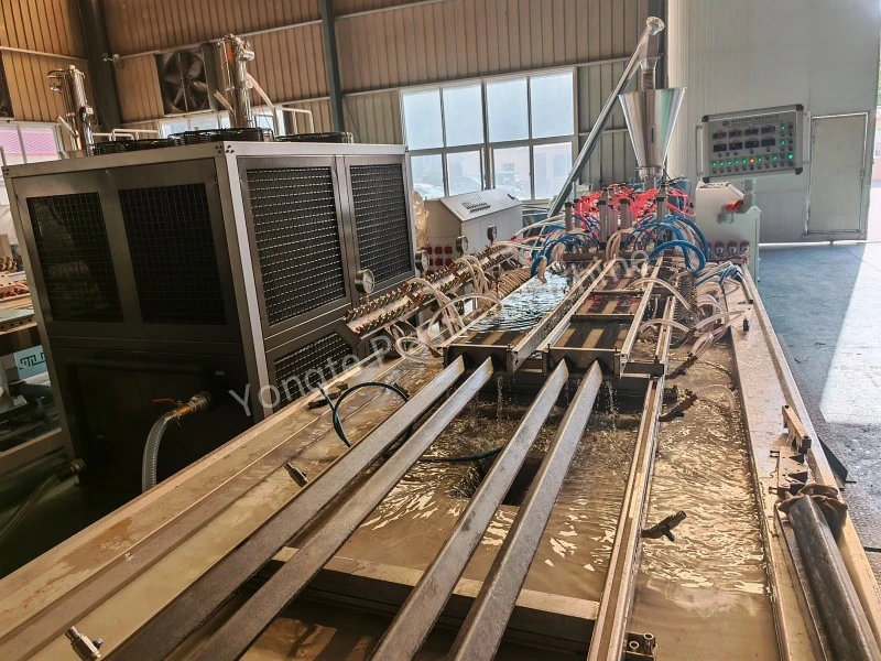 Machine met 4 holtes gerecycleerde kunststof profielextrusie Bereik een hoge snelheid van 8 meter / minuut