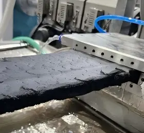 Yongte lost het extrusiedefect van WPC-terrasplanken voor een Canadese klant van de ene op de andere dag op