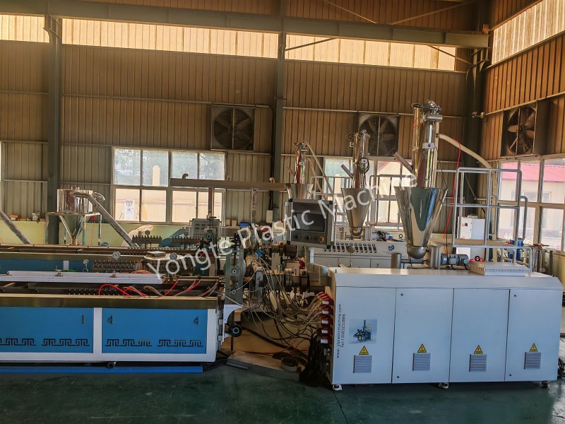 Yongte stelt met succes een nieuwe co-extrusielijn in gebruik met in-line 3D-reliëftechnologie voor WPC-terrasplanken