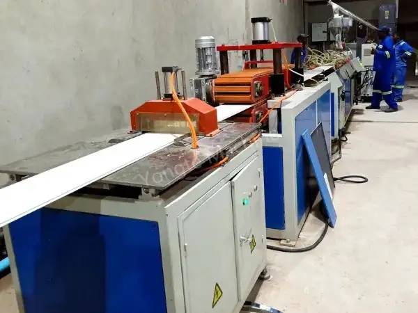 Afrikaanse PVC-plafondvervaardigingsmachine