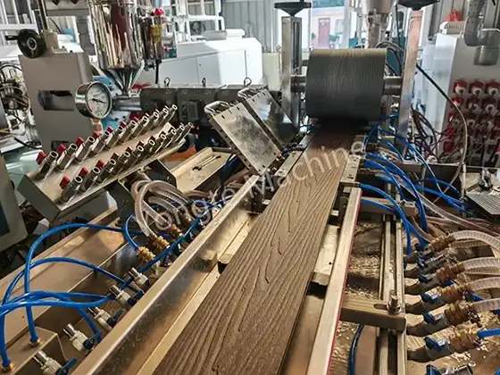 Canada WPC complete fabriek voor het recyclen van glasvezelafval tot WPC-terrasplanken