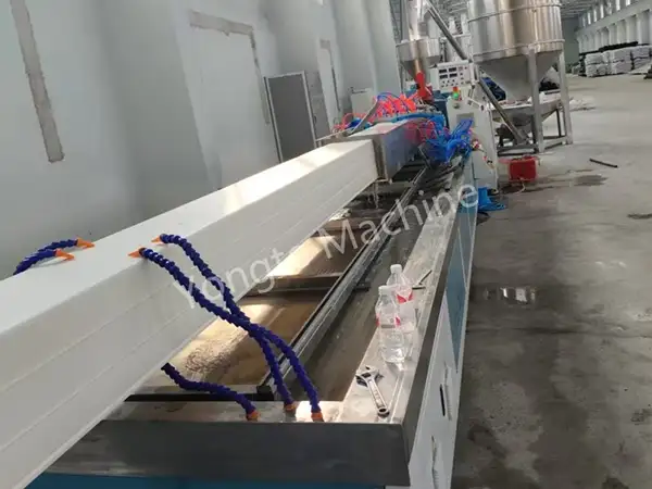 China PVC dakgootprofiel dat machine maakt