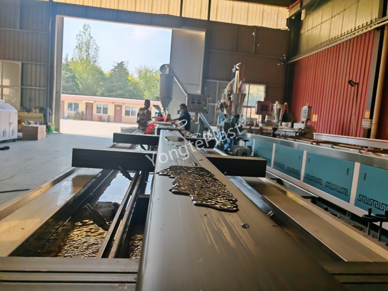 Aangepaste kunststof houtvervaardigingsmachine voor Europese klant