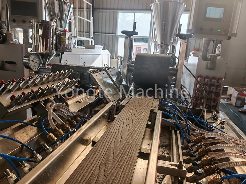 Machine zet plastic afval om in WPC-profiel