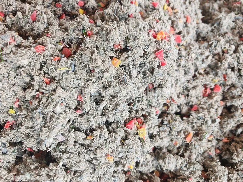 Recycling van afvalkleding en kunststof composietmachine