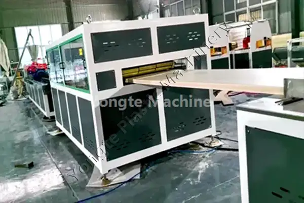 Russische WPC-deurpaneelmachine