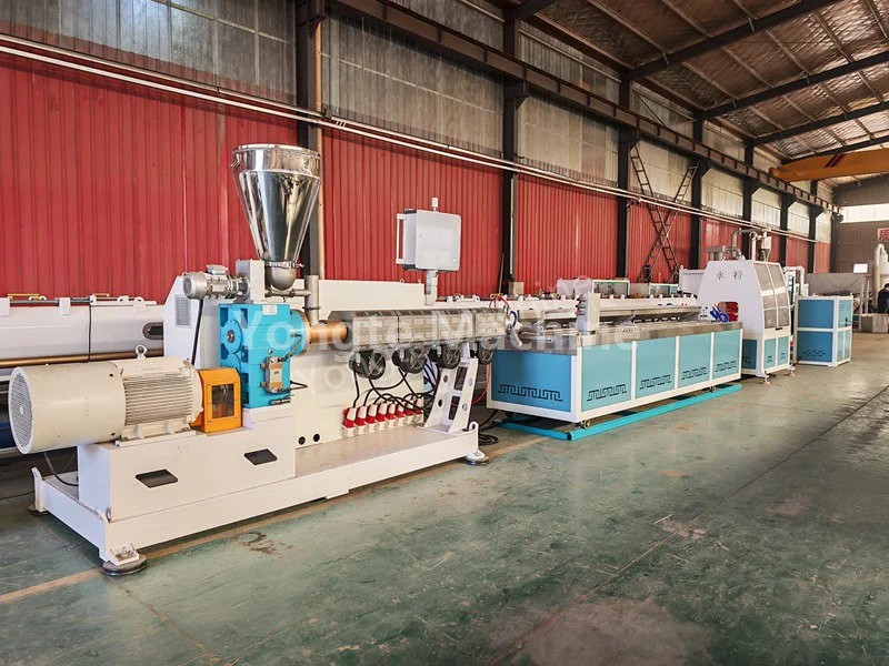 Soaker irrigatie druppelslang die machine maakt