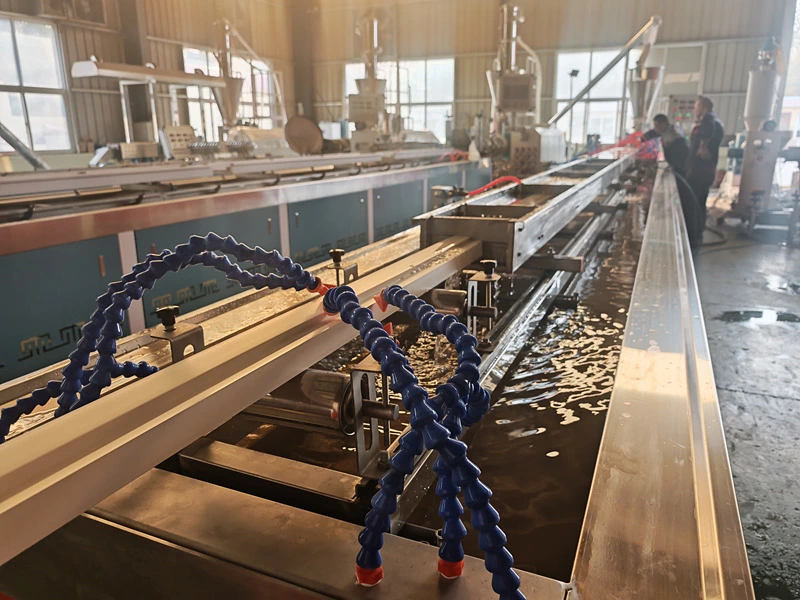 WPC-deurkozijn die machine maakt