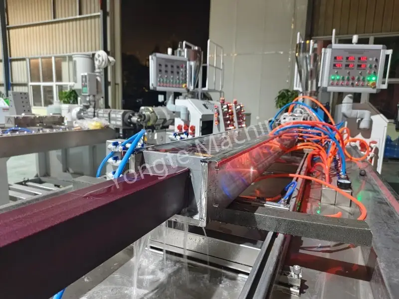 WPC Fence Column-productielijn aangepast voor Indiase klant