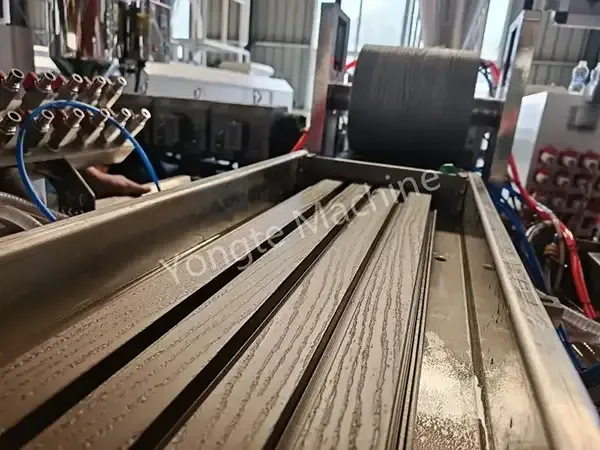 Yongte WPC-muurcaddingmachine met succes geïnstalleerd in Canada